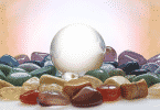Imagem com pedras variadas sobre uma mesa
