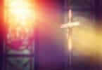 Crucifixo na Igreja sendo iluminado pelo sol