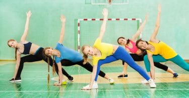 meninas ativas praticando ginástica no pavilhão desportivo