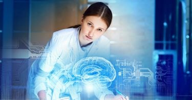 Jovem mulher vestida de médica analisando a projeção eletrônica de um cérebro humano.