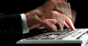 Mãos super rápidas digitando em teclado