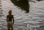 Imagem de jovem em lago, com a frase "Não existe certo ou errado, existem oportunidades" escrita em branco.