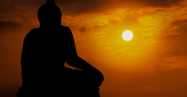 Sombra de um budista meditando