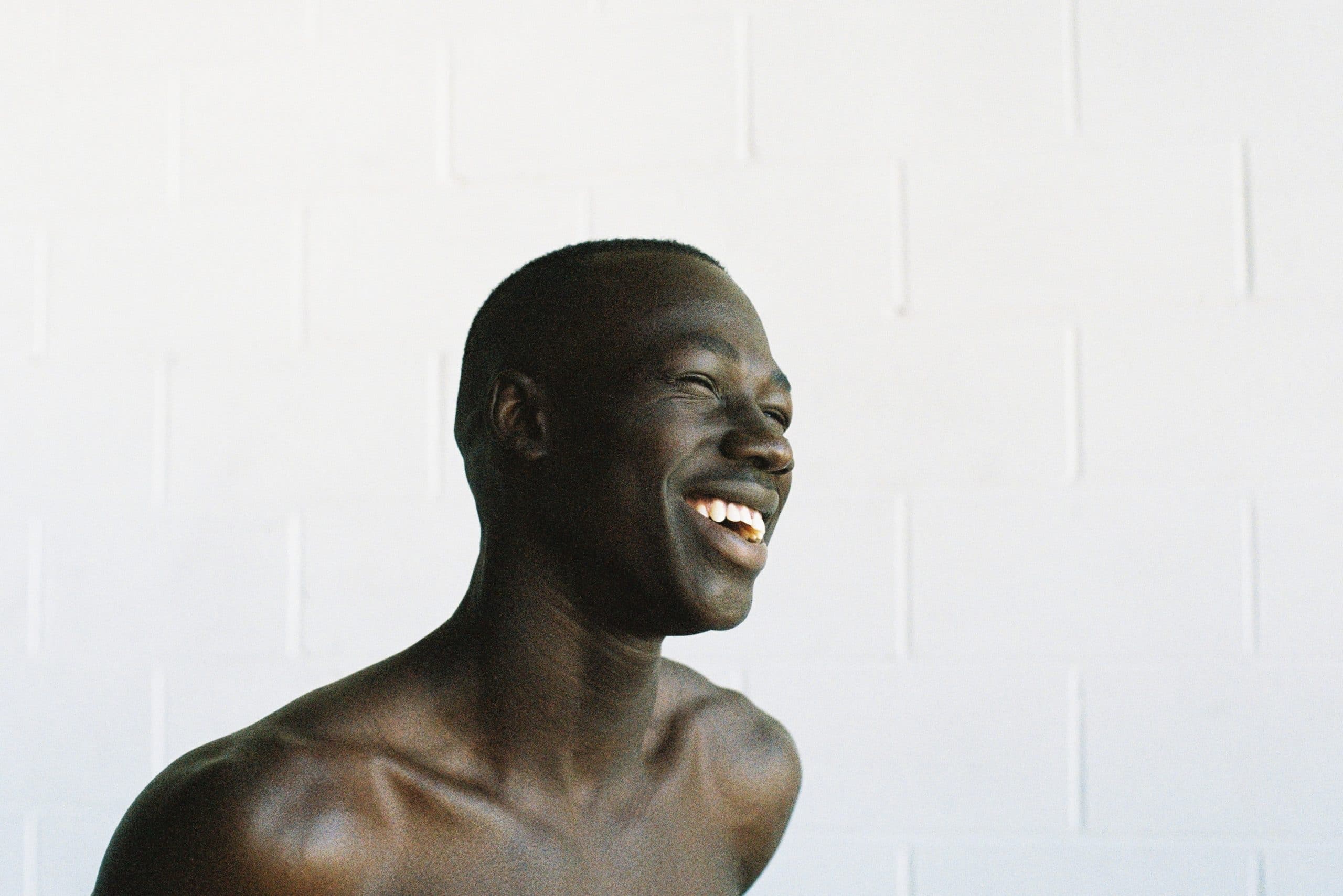 Homem sorrindo.