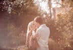 Casal se beijando em um parque.