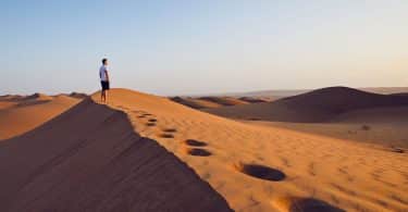 Homem sozinho em um deserto durante o dia