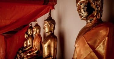 Templo com imagens de Budas vistas de perfil