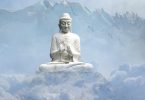 Imagem com muitas montanhas cobertas de gelo e neve e em destaque a estátua de Buda na cor branca.