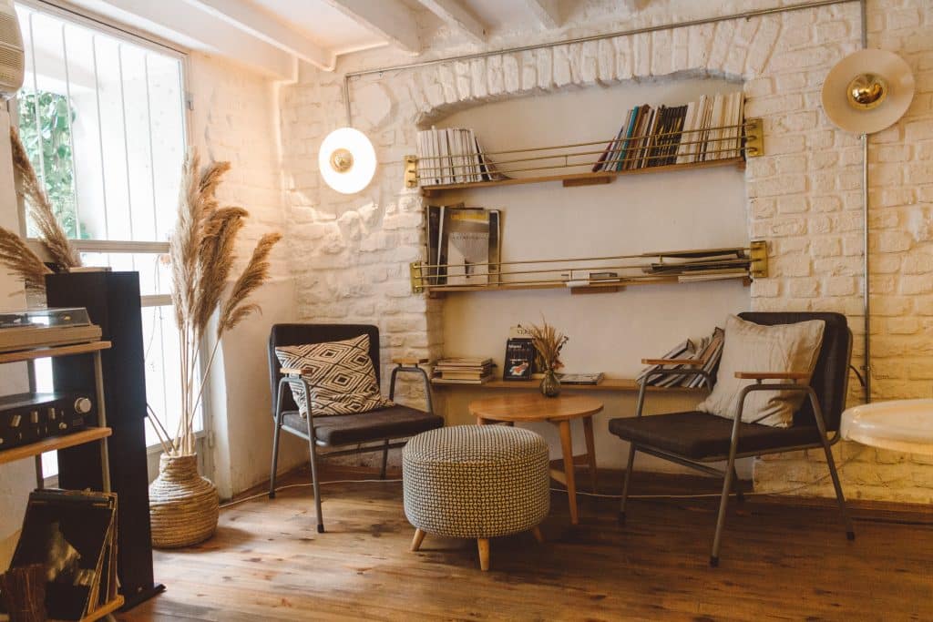 Sala com cadeiras, plantas e livros