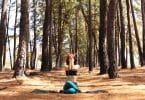 Mulher fazendo Yoga em uma floresta.