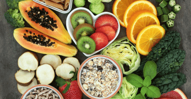 Mesa repleta de alimentos naturais e frutas