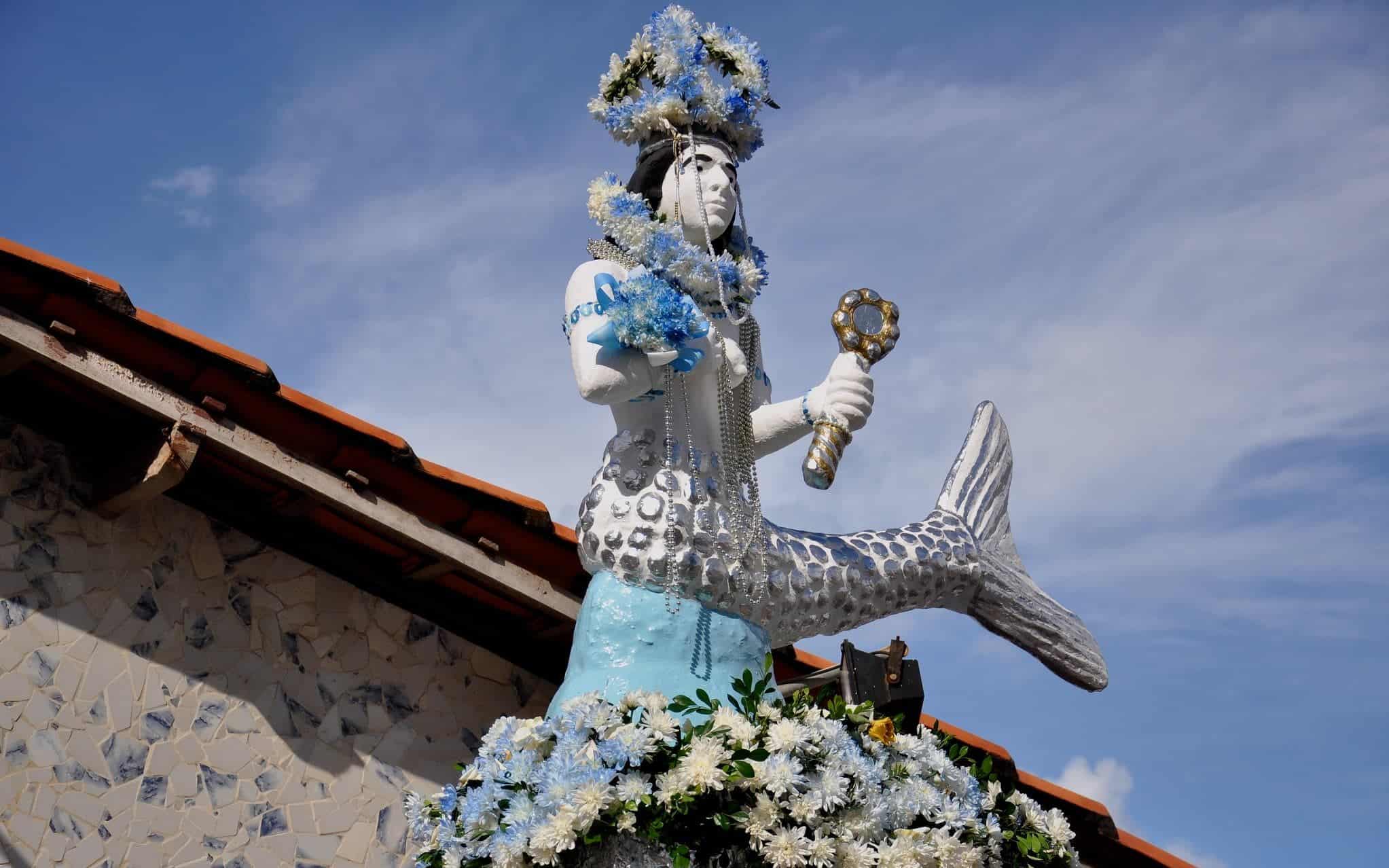 Uma estátua de Iemanjá.