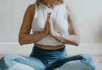 Mulher meditando