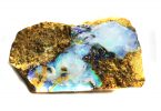 Um grande fragmento de minério de opala.