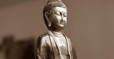 Estátua budista prateada grande
