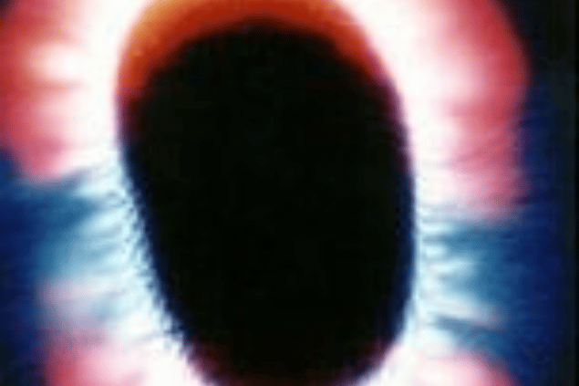 Representação de uma aura, isto é, um buraco negro no meio repleto de um campo magnético em volta