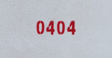 Número 0404 em vermelho numa parede branca