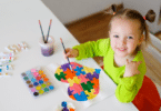 Criança autista pintando um quebra-cabeça