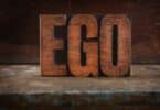 Imagem da palavra EGO feita em madeira.