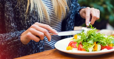 Mulher comendo salada