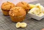 muffins de banana e nozes com bananas frescas e nozes