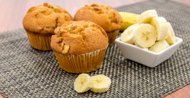 muffins de banana e nozes com bananas frescas e nozes