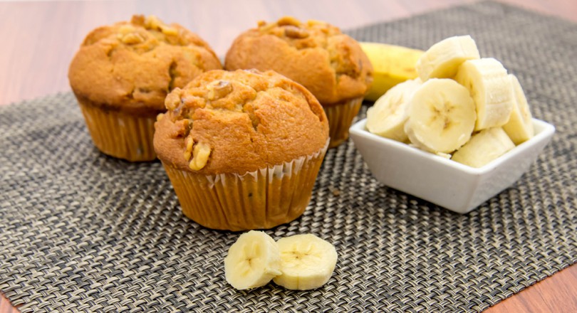 muffins de banana e nozes com bananas frescas e nozes