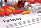 Folha de papel escrito "Epilepsia" ao lado de remédios