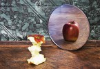 imagem surrealista de uma maçã refletida no espelho