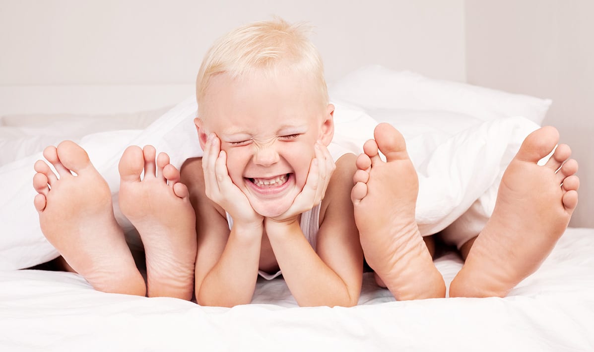 Criança deitada na cama dos pais. criança dormir na cama dos pais