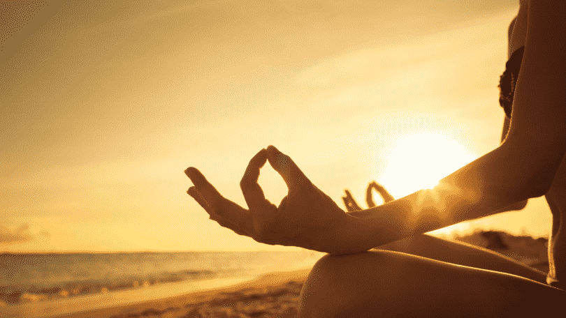 meditação na praia