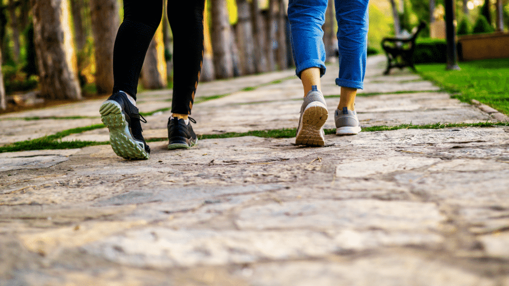 Pessoas caminhando no parque