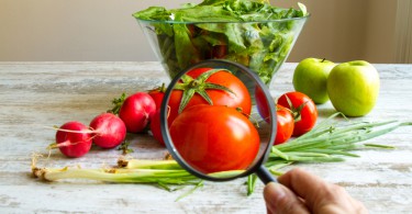 Legumes e verduras com lupa.