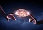 Ilustração de duas mãos tocando um cérebro brilhante em meio ao céu estrelado.