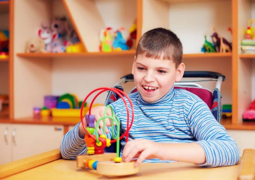 Menino autista resolvendo quebra-cabeça lógico