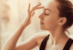 Imagem de uma mulher com o dedo na testa, remetendo ao terceiro olho