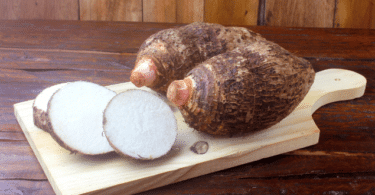 Inhame cortado em uma tábua de madeira