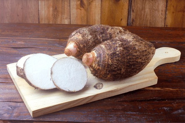 Inhame cortado em uma tábua de madeira