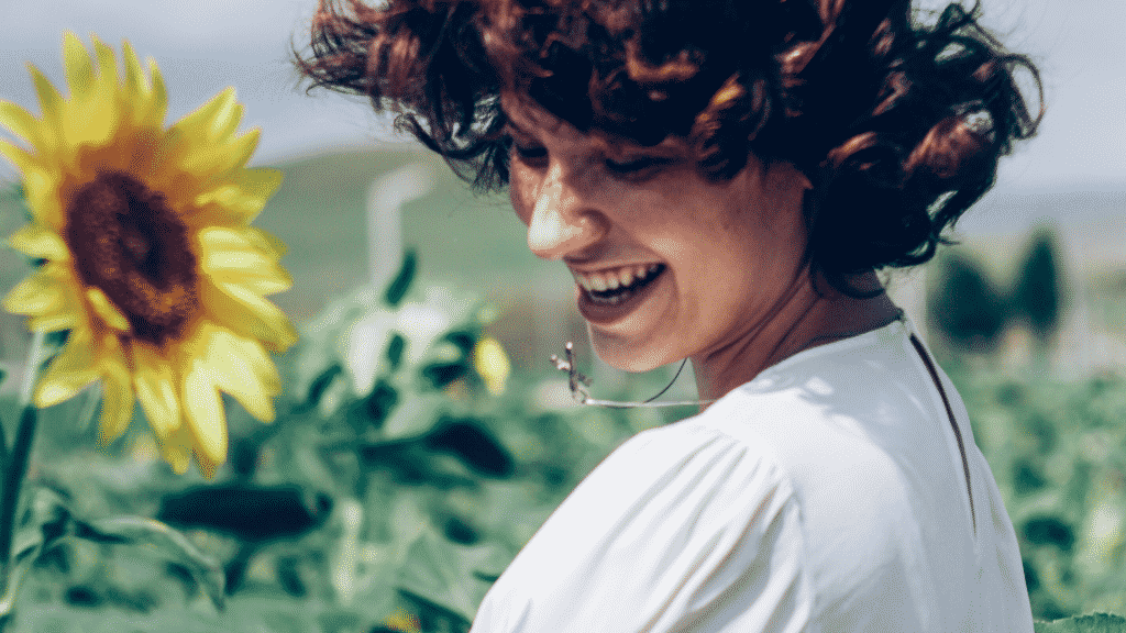 mulher feliz em campo de girassóis