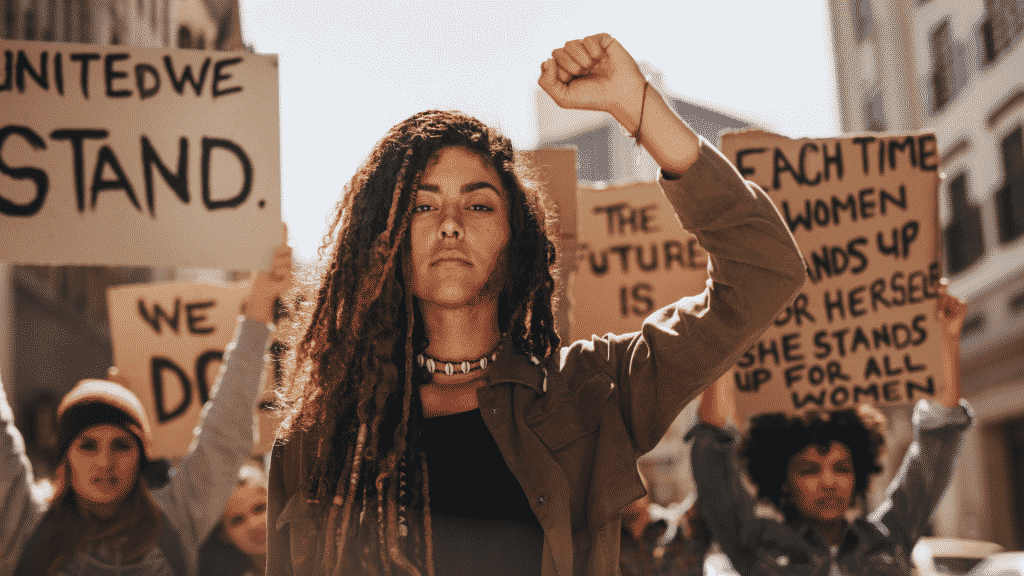 Pessoas protestando por direitos humanos