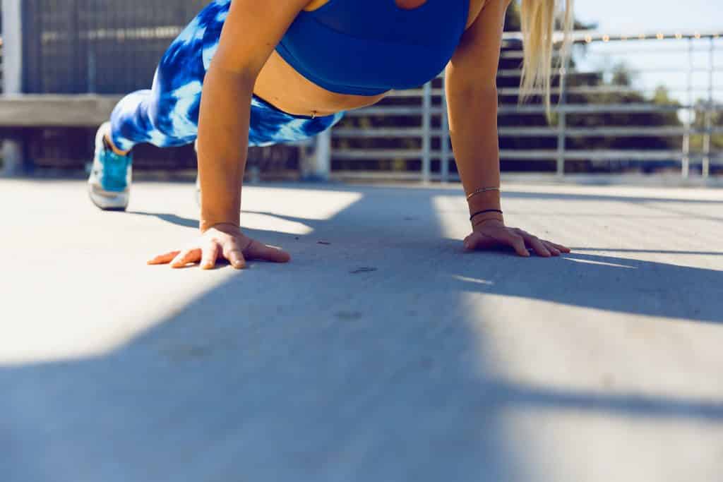 Mulher praticando exercícios