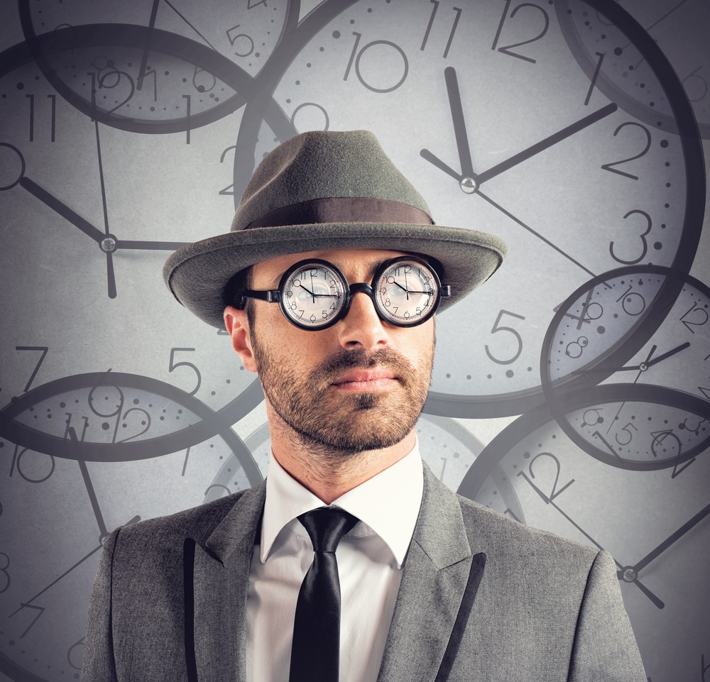 Homem com óculos de relógio, indicando a passagem do tempo
