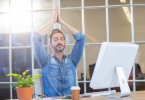 Homem meditando no trabalho