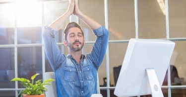 Homem meditando no trabalho