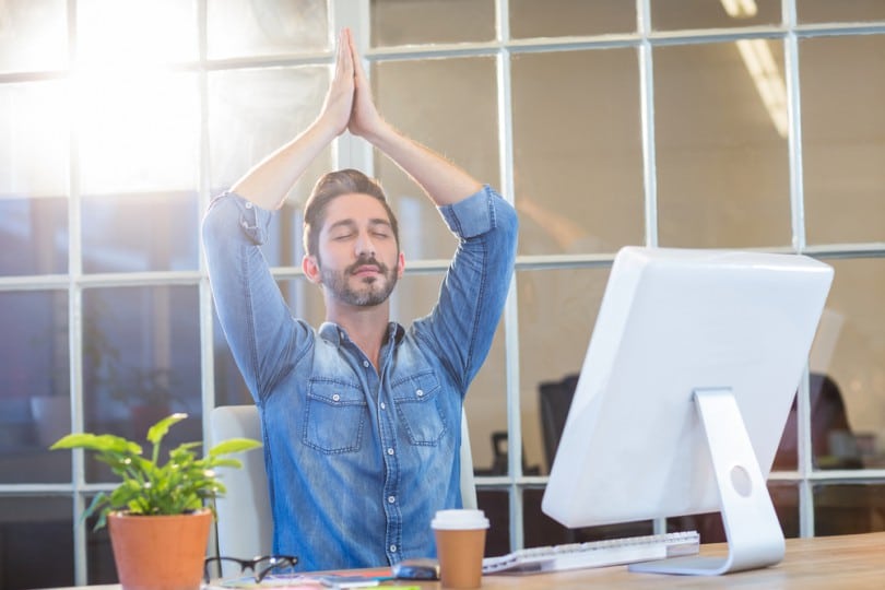 Homem meditando no trabalho