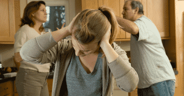 Família brigando e filha cobrindo as orelhas