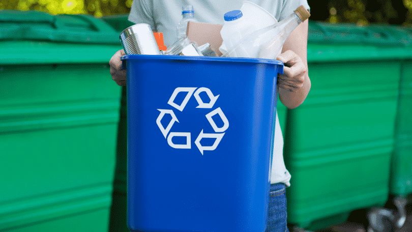 Pessoa levando lixo de reciclagem