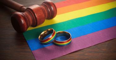 Representação da lei que legaliza os casamentos lgbt