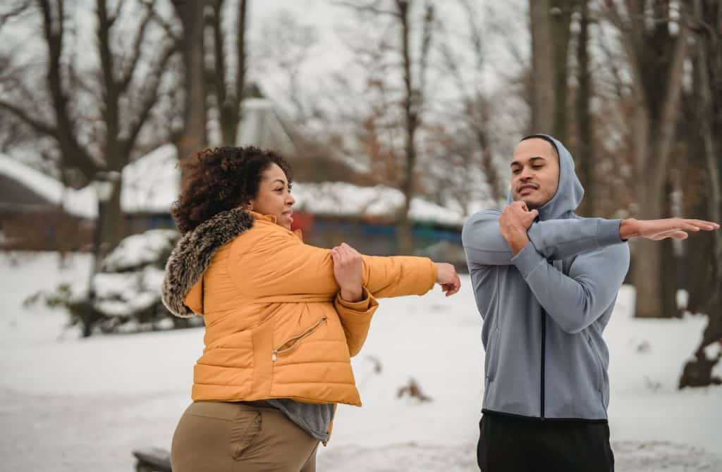 Um homem e uma mulher praticando exercícios físicos. 