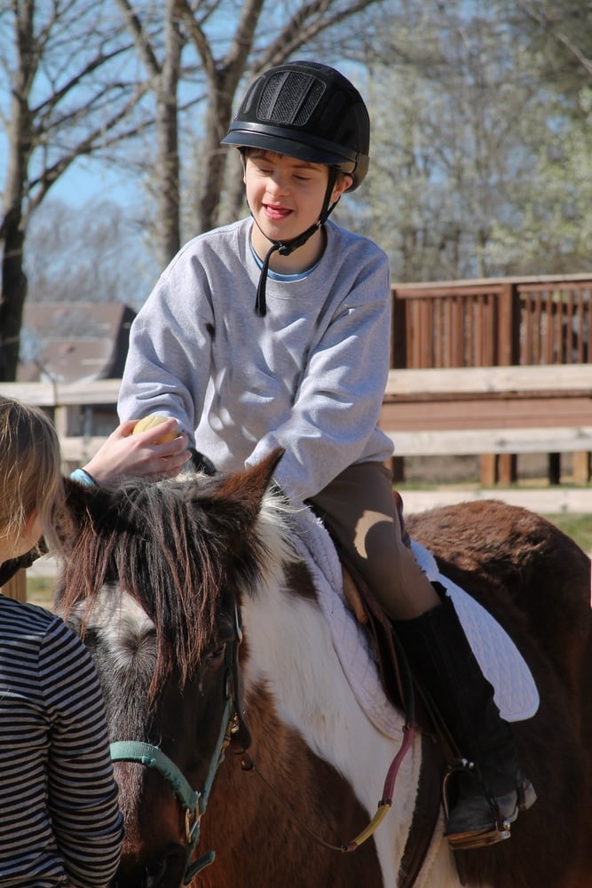 Menino andando de cavalo